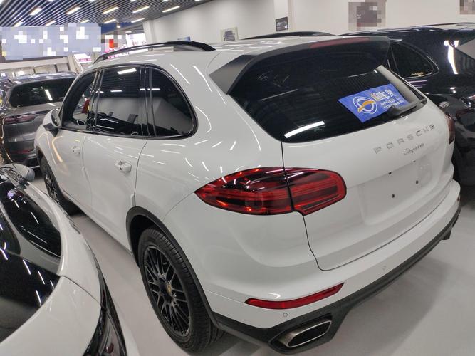 卡宴的车标是什么样子(卡宴2020款车标)