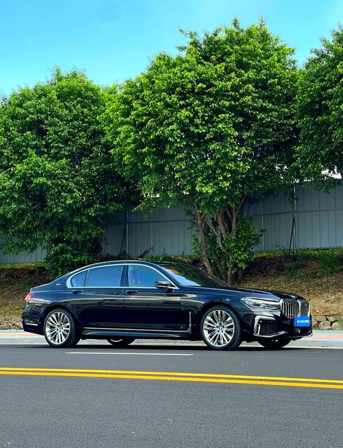 宝马760和m760哪个贵,宝马m760对标奔驰