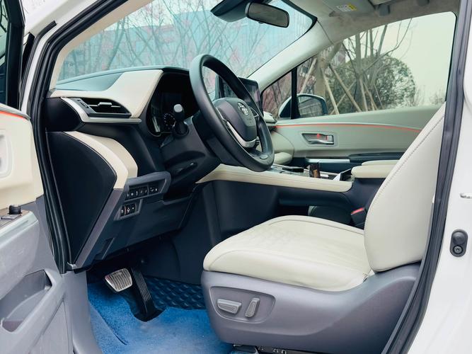 【丰田塞纳图片内饰图片,丰田塞纳2022最近谍照】